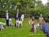 Die Familien mit ihren schönen weißen Schäferhunden